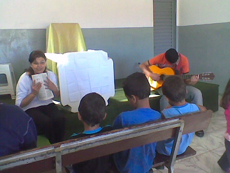 irmã Irene (minha esposa) falando a crianças de um baisso de periferia em Franca.